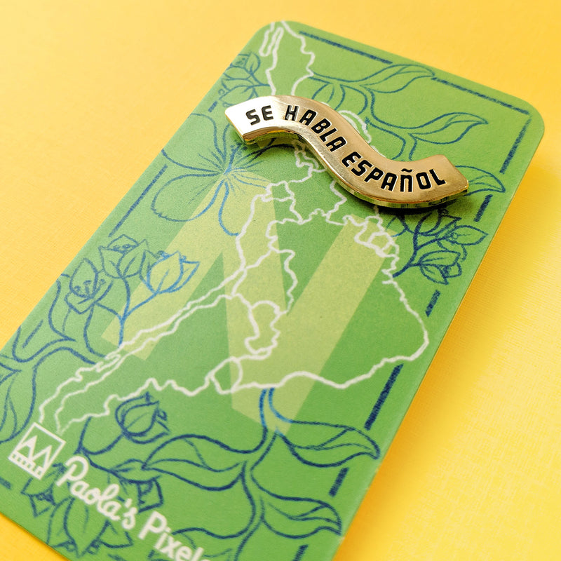 Se Habla Español Enamel Pin - Geeky merchandise for people who play D&D - Merch to wear and cute accessories and stationery Paola&