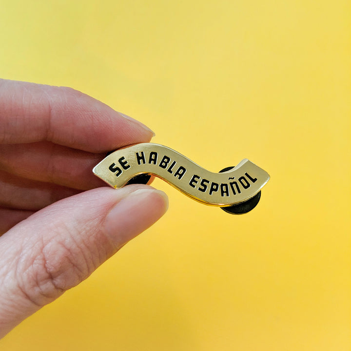 Se Habla Español Enamel Pin - Geeky merchandise for people who play D&D - Merch to wear and cute accessories and stationery Paola's Pixels